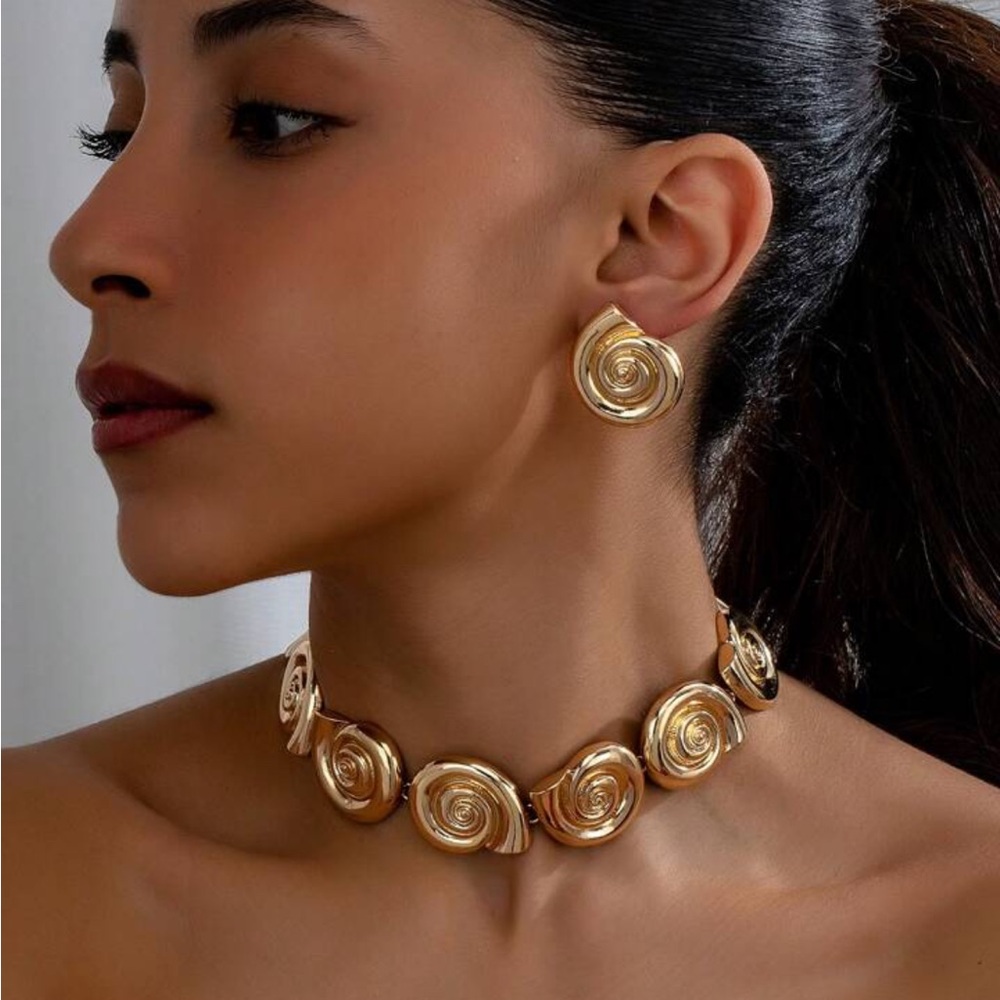 NWOT trendy gold shell necklace and earring set